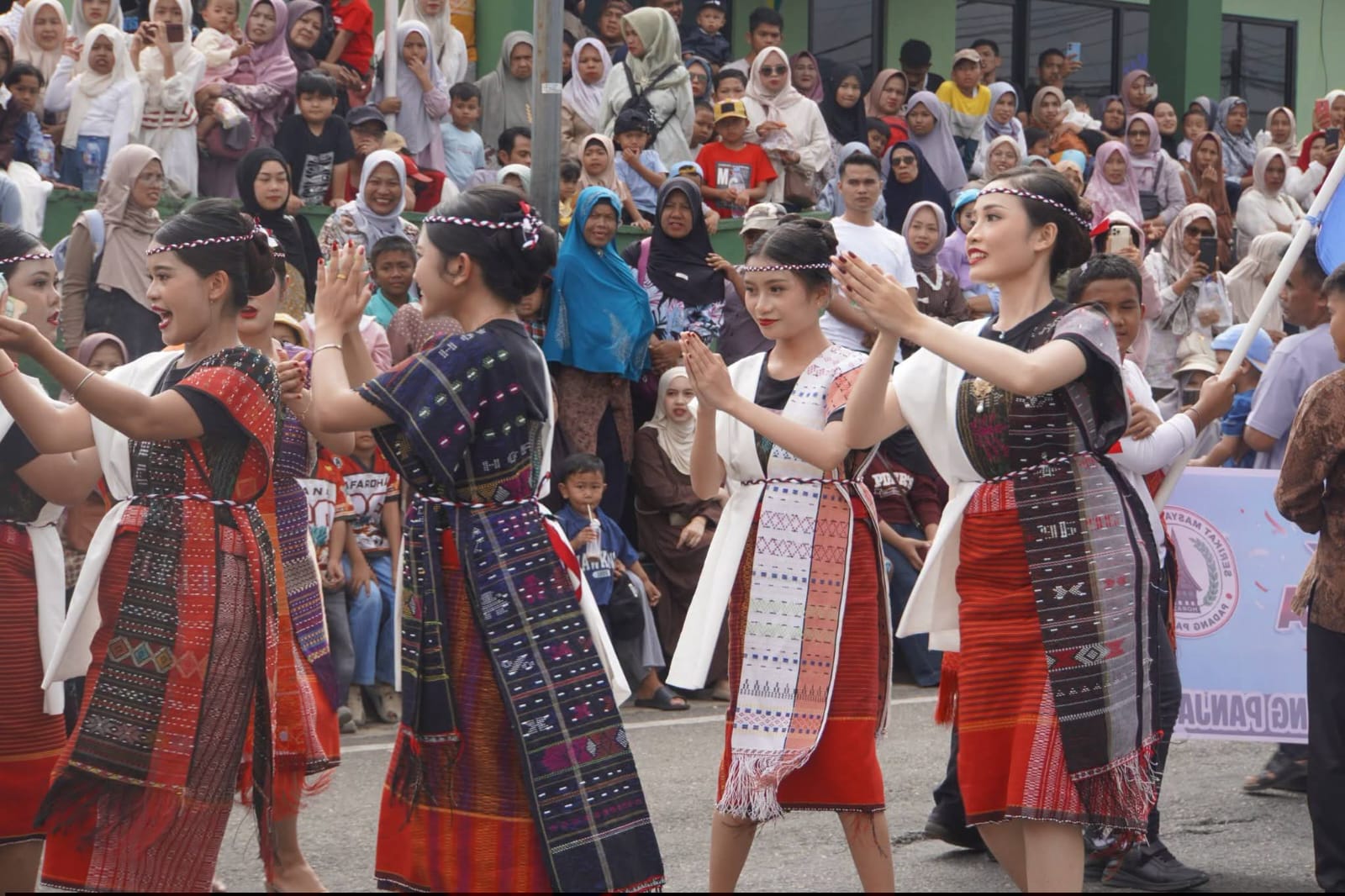 Salah satu penampilan peserta  pawai alegoris